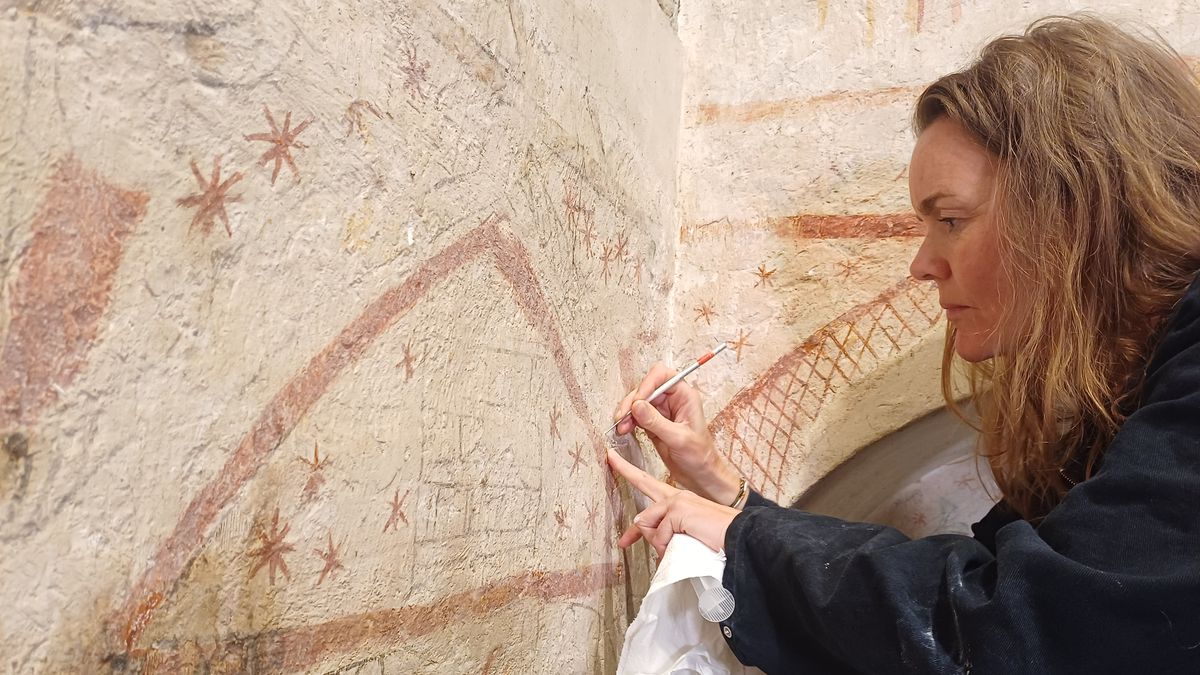 Met injecties en sponsjes worden schilderingen uit 1260 in Magnuskerk zorgvuldig bijgehouden
