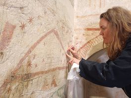 Eeuwenoude muurschilderingen in oudste kerk van Drenthe aangepakt: 'Anders komt het in de stofzuiger terecht'