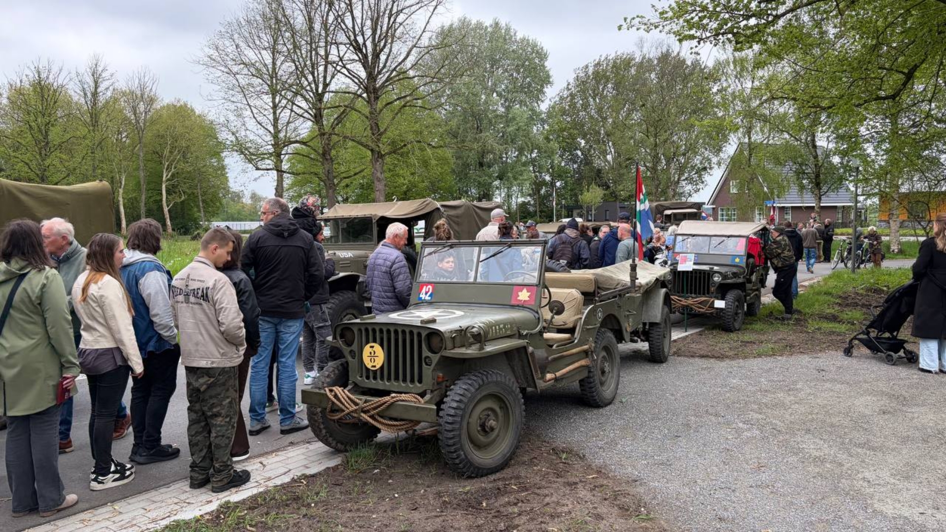 Volg hier Bevrijdingsdag: Historische militaire colonne trekt door Eemsdelta • Bevrijdingsfestival is er bijna klaar voor