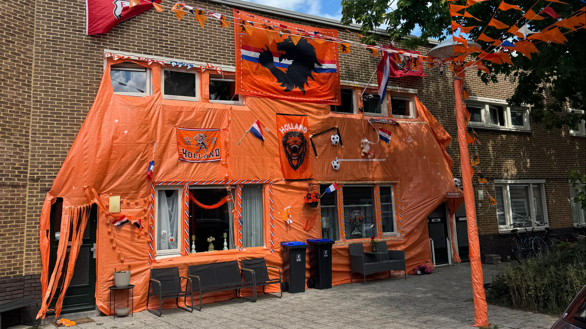 Charmaines huis kleurt ondanks verlies nog even oranje: 'Ik haal het volgende week pas weg'
