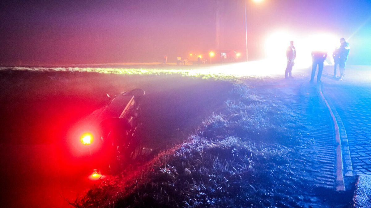 Automobilist mist afslag en belandt in sloot bij Nieuw-Weerdinge