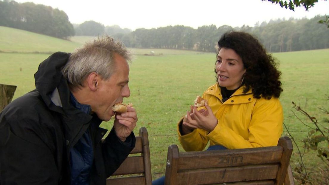 Klaas zet zijn tanden in Marokkaans brood met pindakaas