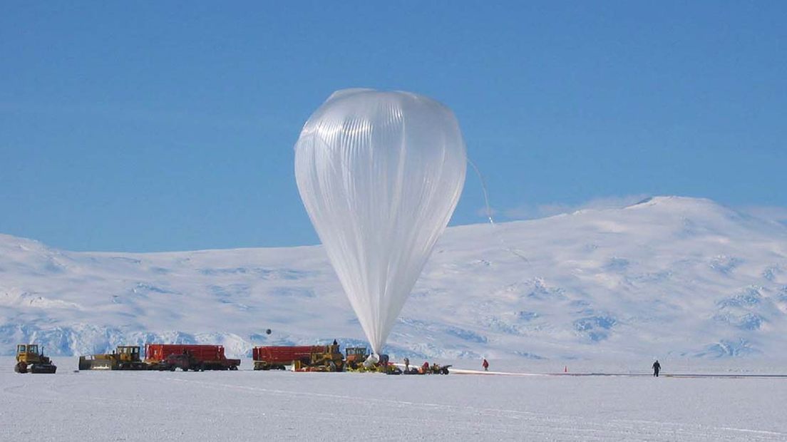 Aan een dergelijke ballon gaat de Gusto straks de atmosfeer in