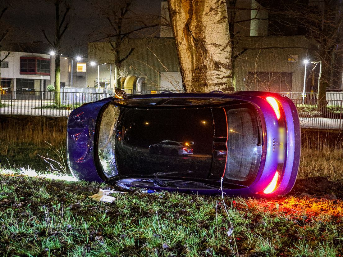 Auto vliegt over de kop op de A20
