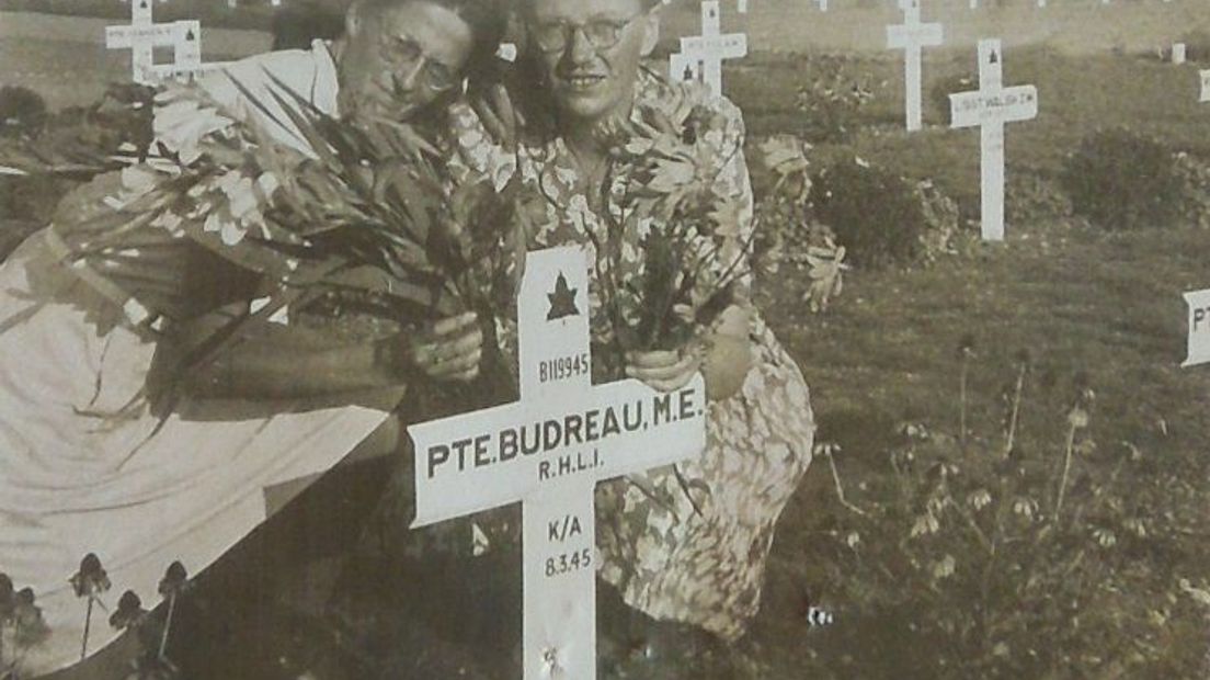 Noor van Gessel (li) en Berta van Steensel bij het graf van Melvin - Foto Familie Budreau