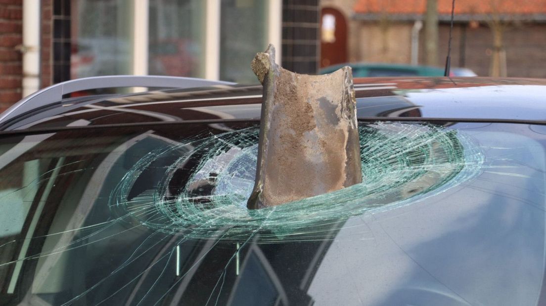 In Den Haag werd een auto geraakt door een dakpan