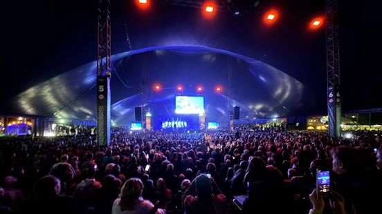 Massale drukte bij Guus Meeuwis • vrijwilligers tappen bier