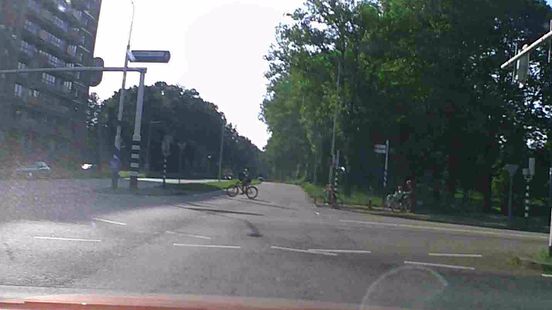 Papa fietst door rood, zoonlief is gelukkig een stuk slimmer Home