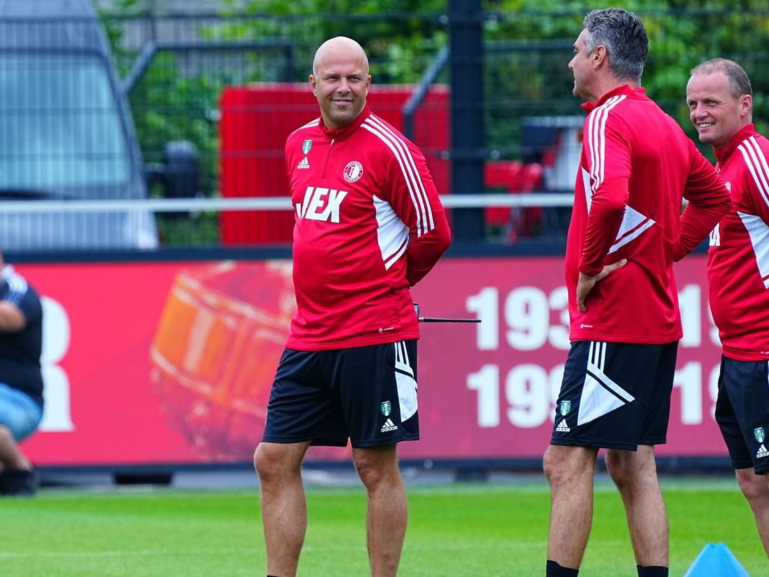 Sipke Hulshoff (rechts) met Arne Slot en Marino Pusic tijdens een training van Feyenoord