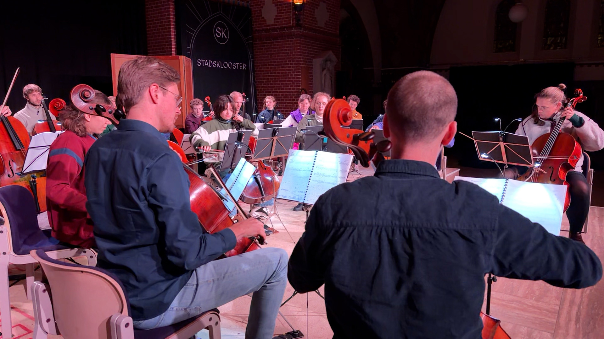 Het grootste cello orkest bestaat nu een jaar, 24 cellisten op het podium