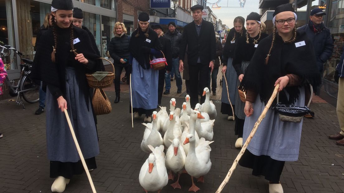 De kandidaat-missen drijven de ganzen naar de Markt (Rechten: RTV Drenthe/Ronald Oostingh)