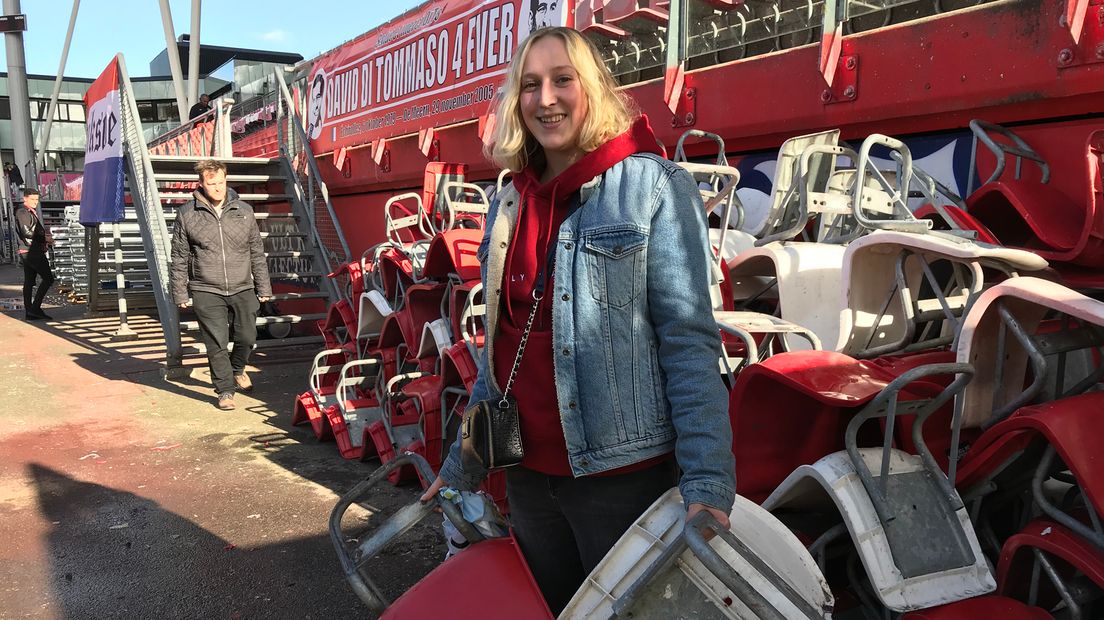 Voetbalfan Angelique Slot neemt stoelen mee.