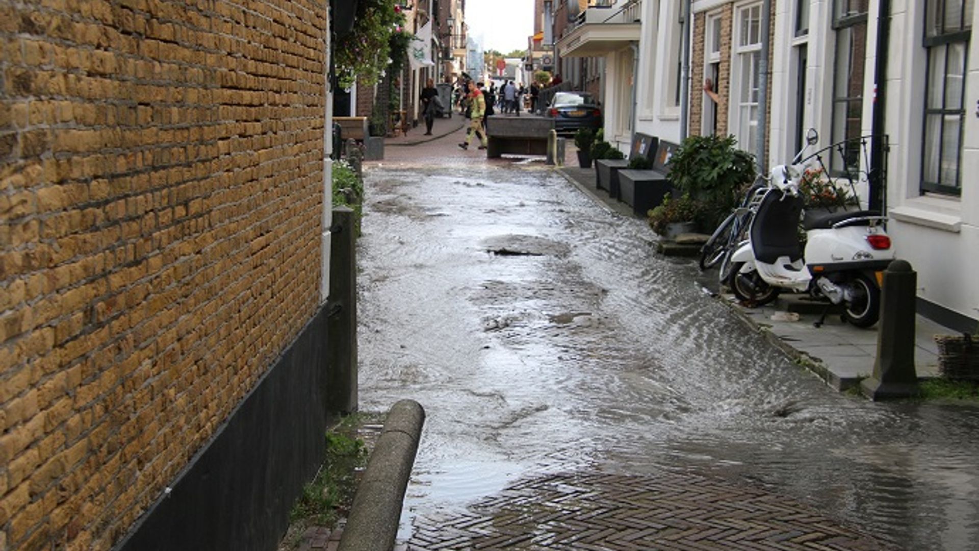 Gewonde bij ongeluk op A15 Ontruimingen in Brielle door waterlekkage