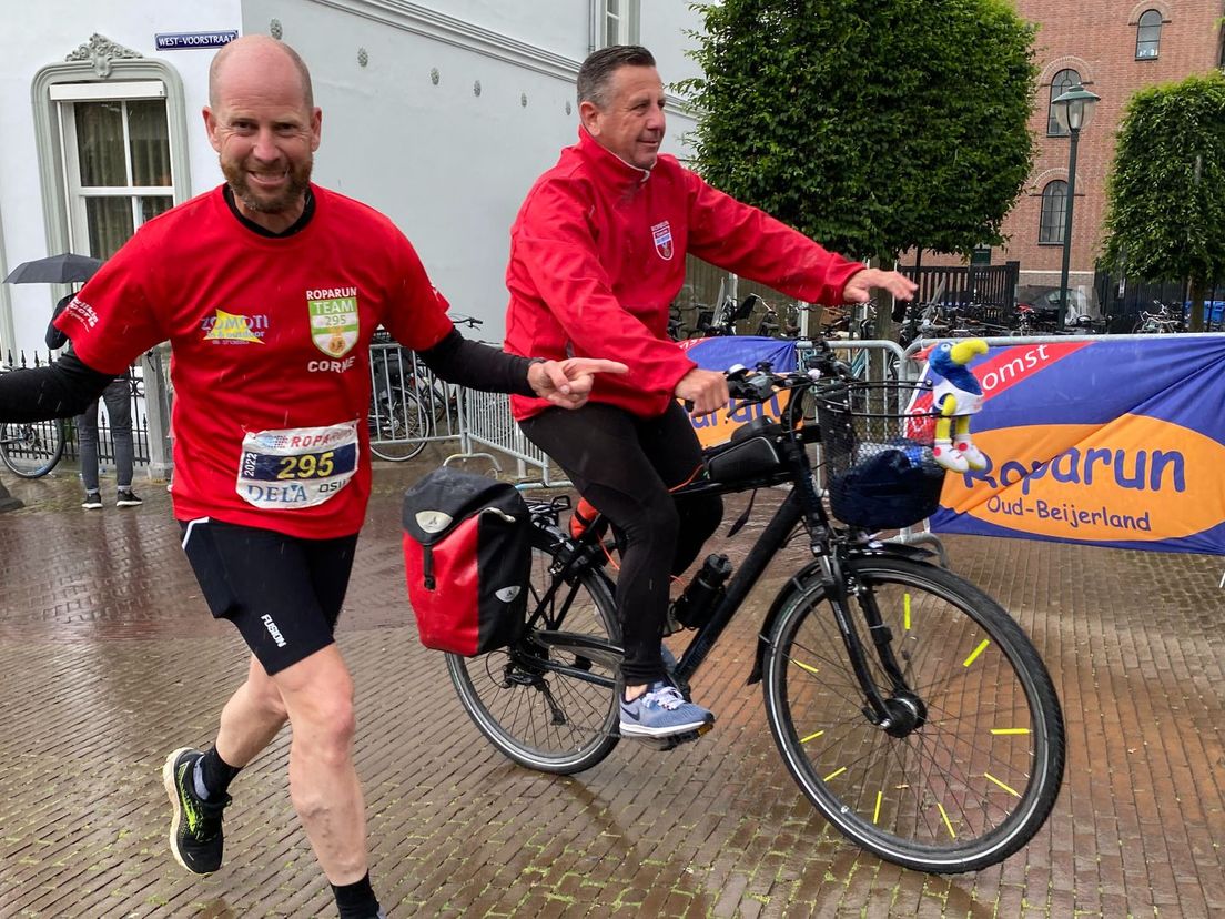 De lopers van de Roparun komen door Oud-Beijerland