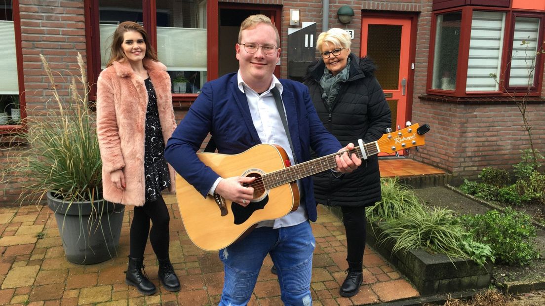 Jennifer (l) vroeg een optreden aan voor haar moeder