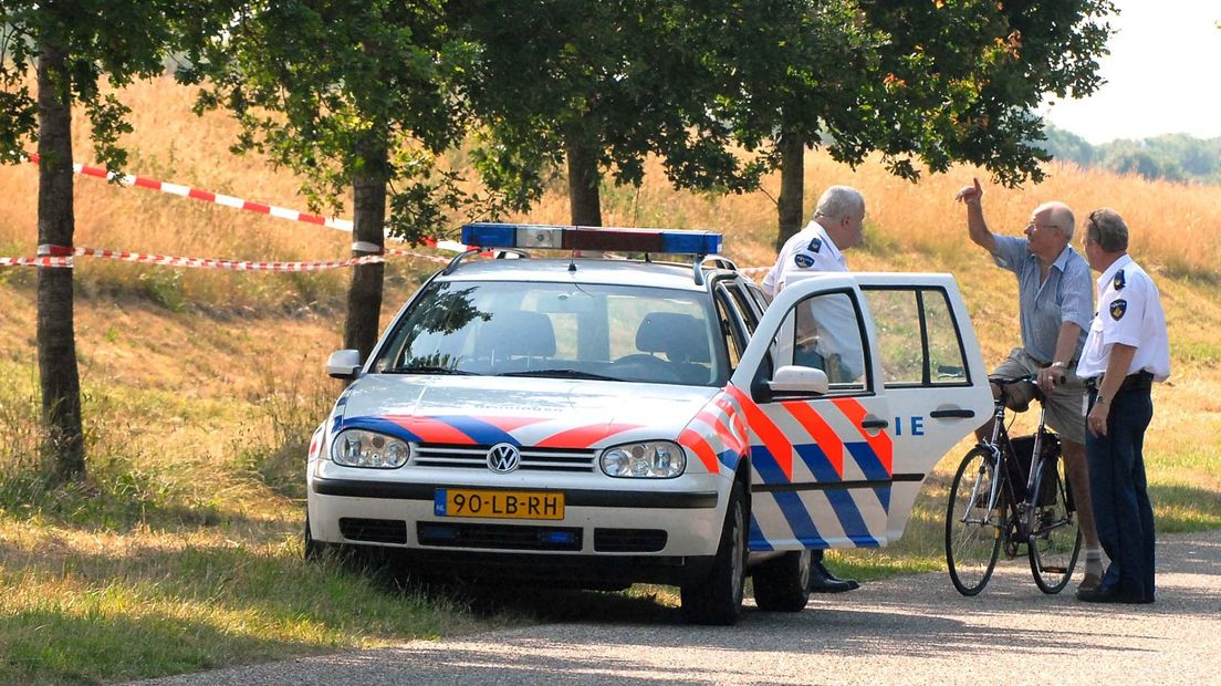 De politie onderzoekt het gebied in Musselkanaal nadat er in 2006 een Duits echtpaar is vermoord