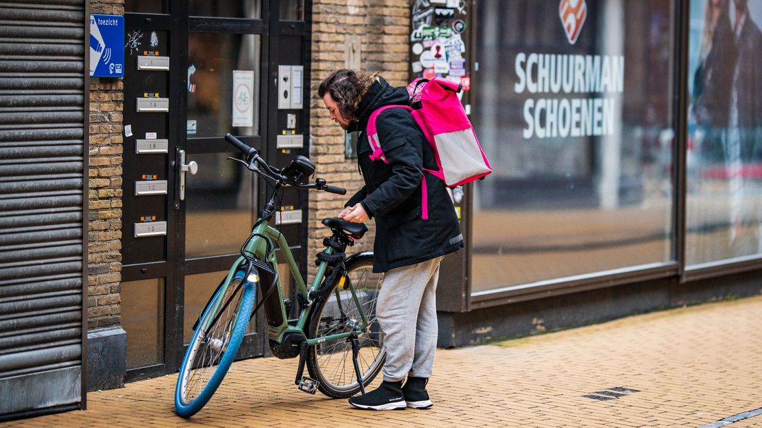 Een bezorger brengt boodschappen aan de deur in de stad Groningen