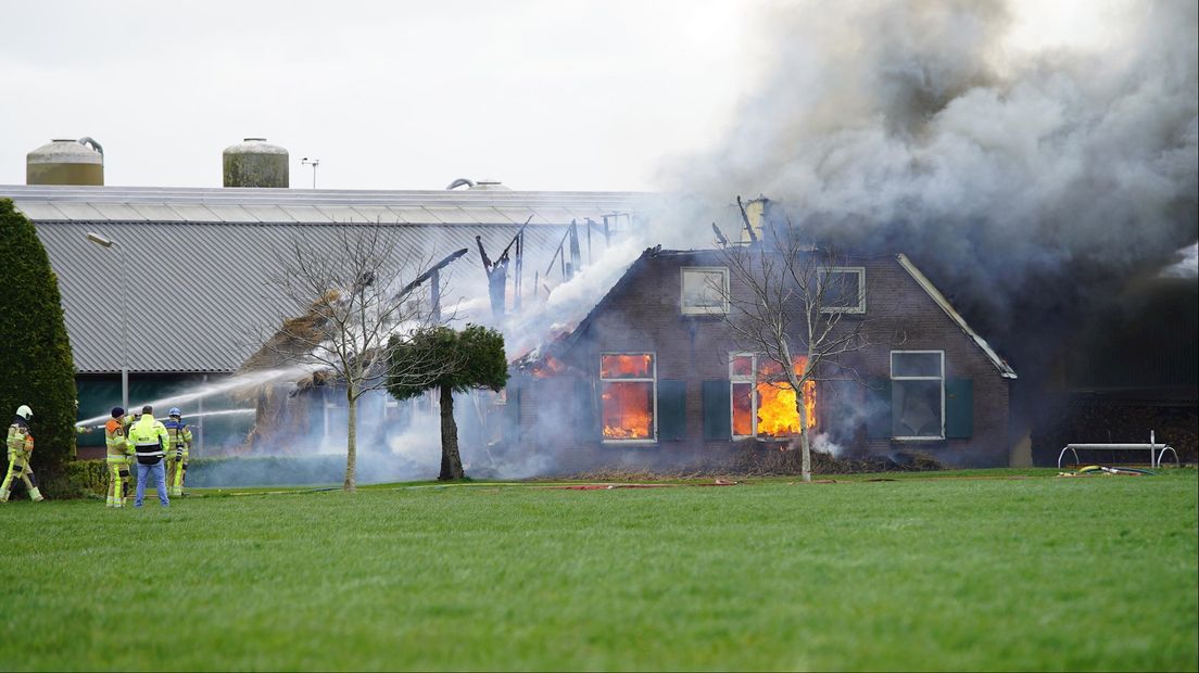 Grote brand bij boerderij in Wesepe