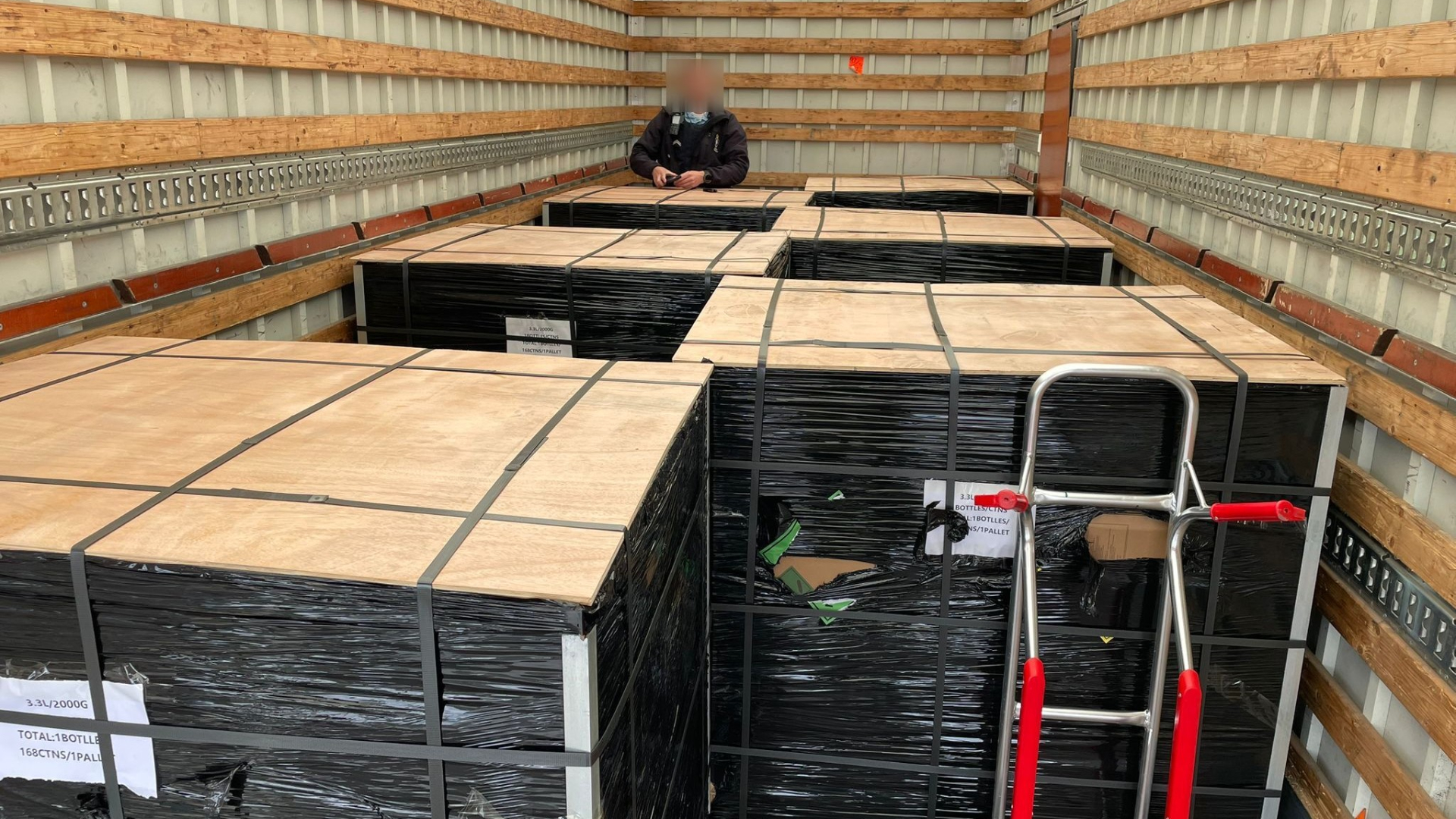 In de laadruimte van de vrachtwagen stonden zes pallets met lachgasflessen.