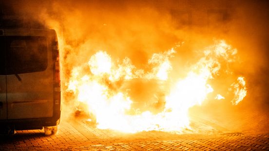 Geparkeerde auto in brand, politie doet onderzoek Nieuws