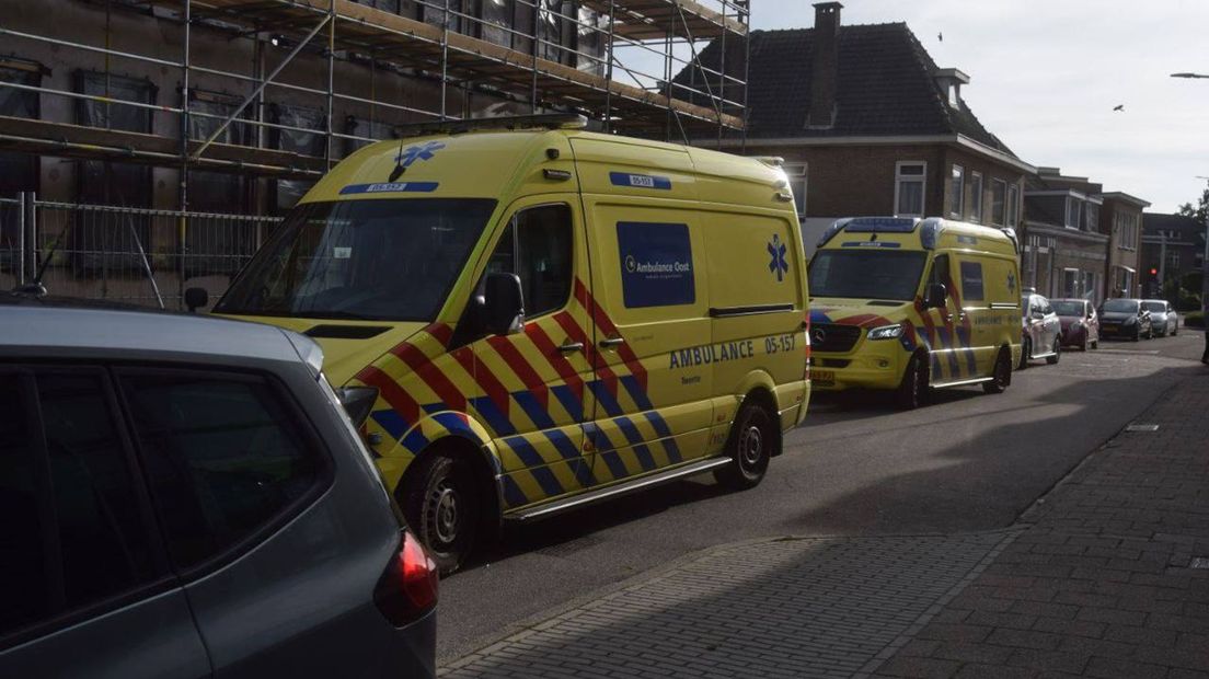 Op dit moment is de Perenstraat / Dijkstraat helemaal met lint afgezet