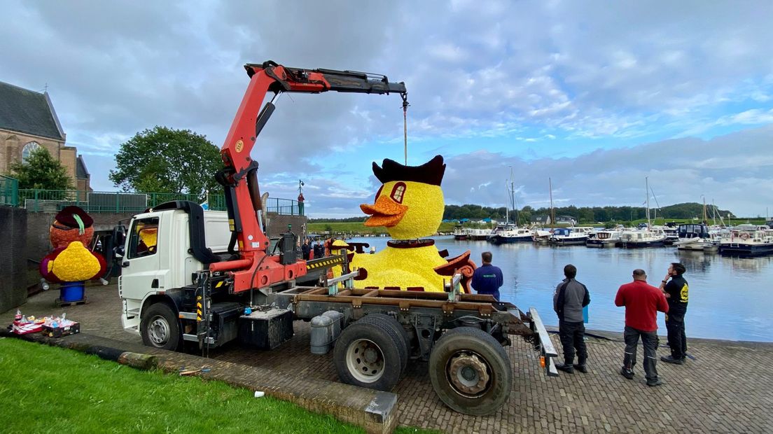 De hele ochtend is er hard gewerkt aan het opbouwen van de wagen