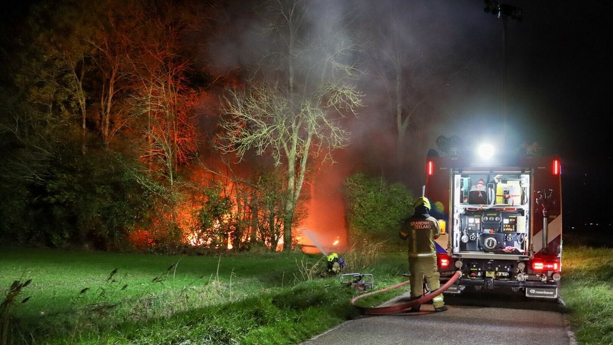 Stacaravan camping Arnemuiden volledig uitgebrand, gasflessen eromheen ontploften