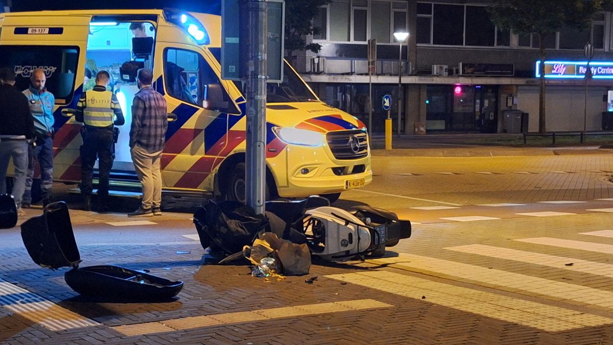 Scooter en auto botsen op plein in Amersfoort