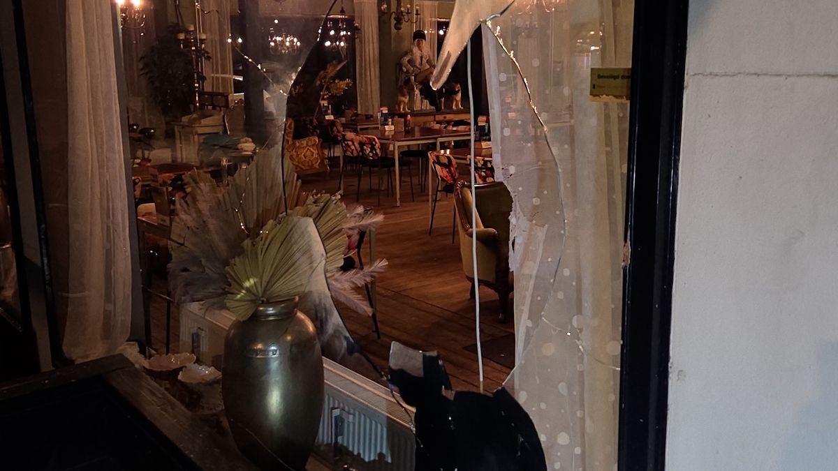 Explosie slaat groot gat in raam van grand café in Dedemsvaart