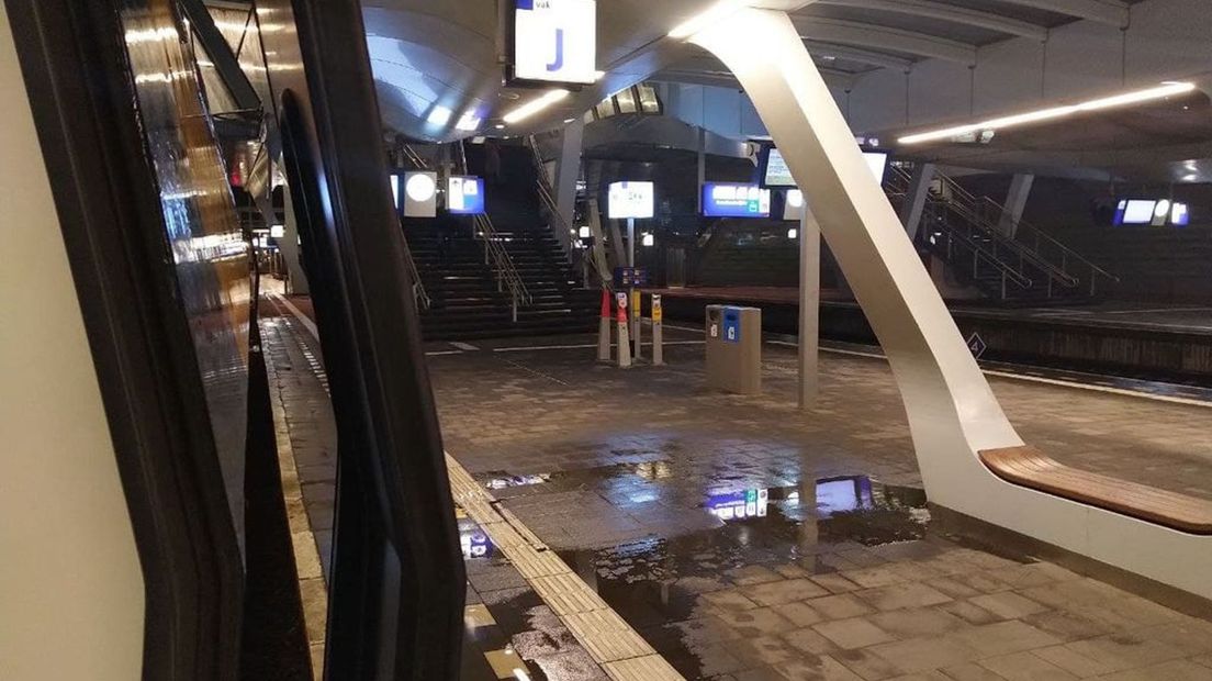 Ook op perron 8 van het NS-station in Arnhem lekt het