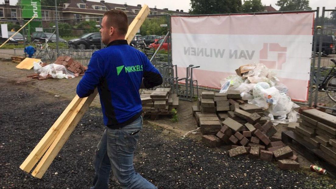 De vrijwilligers bouwen aan de nieuwe muur