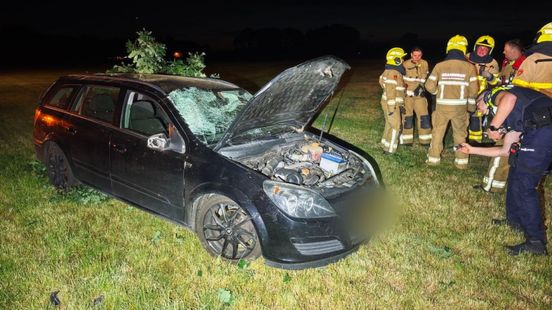 Motorrijder gewond • auto in weiland