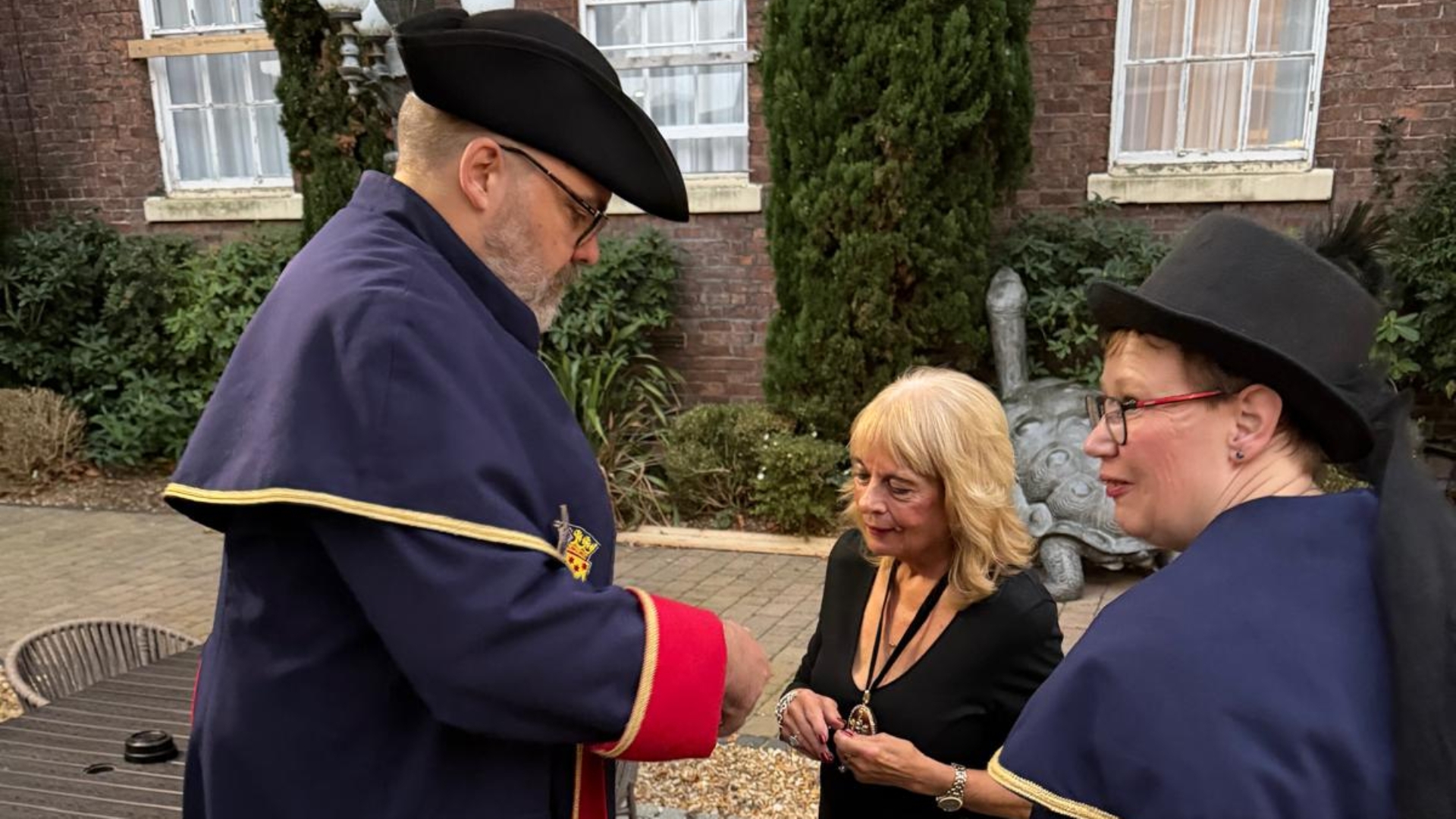 Jan Veen reikt namens Oldambt de gouden roos uit aan de burgemeester van Chester, Lord Mayor Margaret Parker