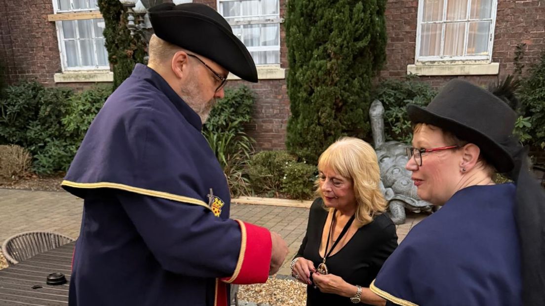 Jan Veen reikt namens Oldambt de gouden roos uit aan de burgemeester van Chester, Lord Mayor Margaret Parker