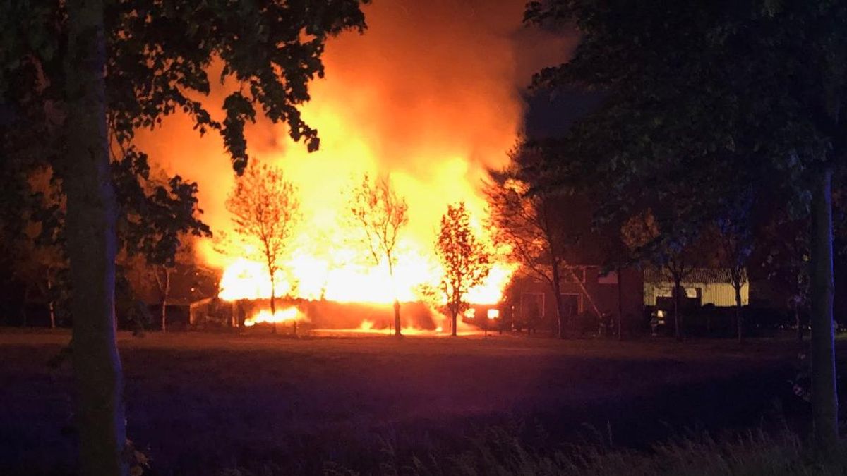 Schuur Piershil volledig uitgebrand, woning onbewoonbaar