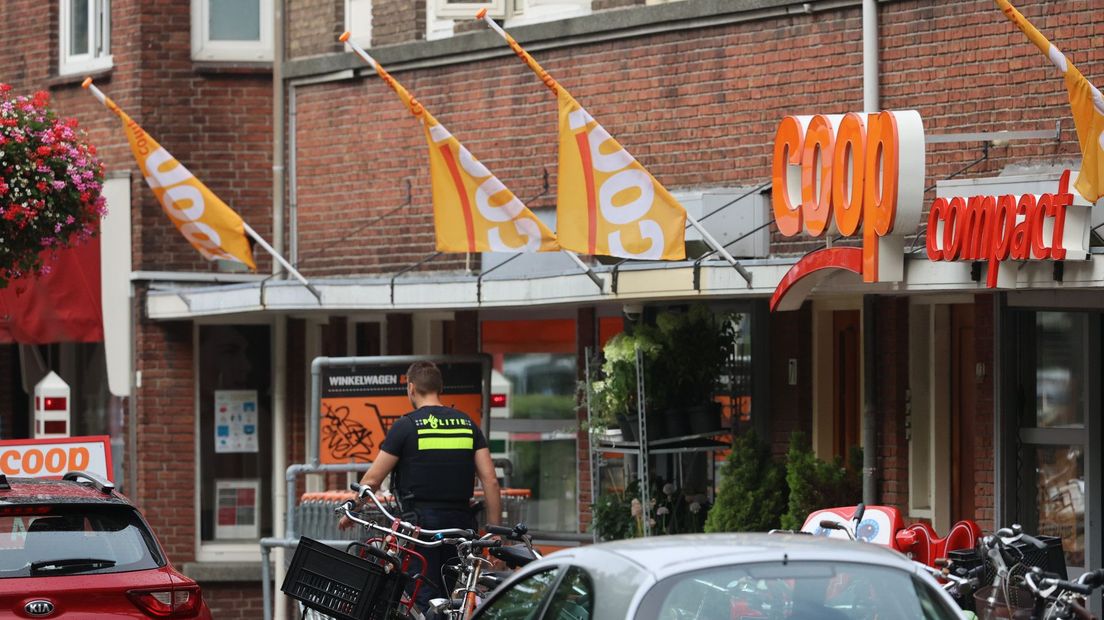 De politie doet onderzoek bij de winkel in Delft