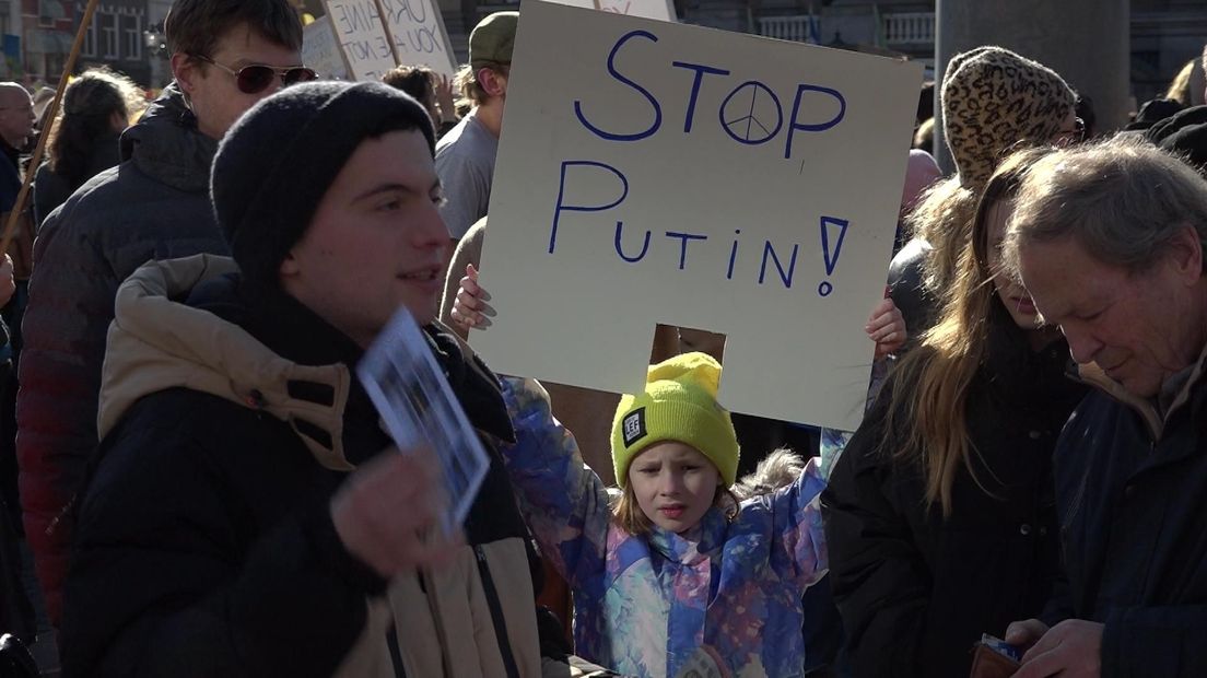 Een meisje protesteert op de Grote Markt tegen Poetin en de oorlog in Oekraïne