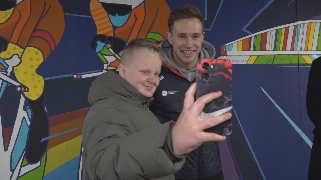 Een leerling van basisschool De Eendracht maakt een selfie met Harrie Lavreysen