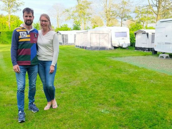 Ingrid en Ronald nemen zonder ervaring een camping over: 'Ik heb nog nooit in een tent geslapen'