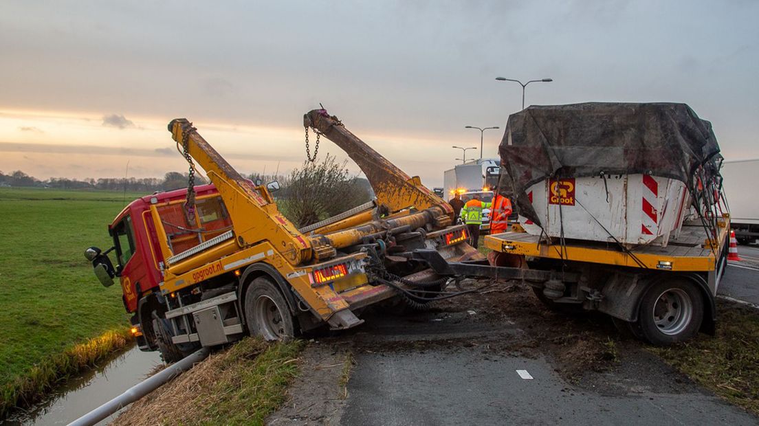 Vrachtwagen schaart op N201 in Amstelhoek