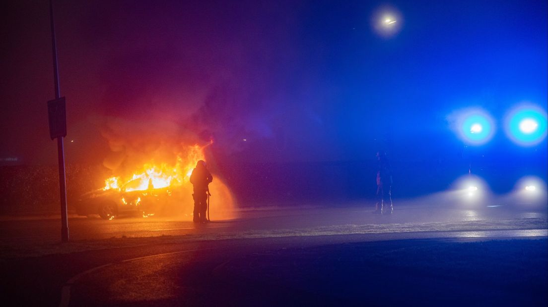 Auto in Deventer vliegt tijdens het rijden in brand