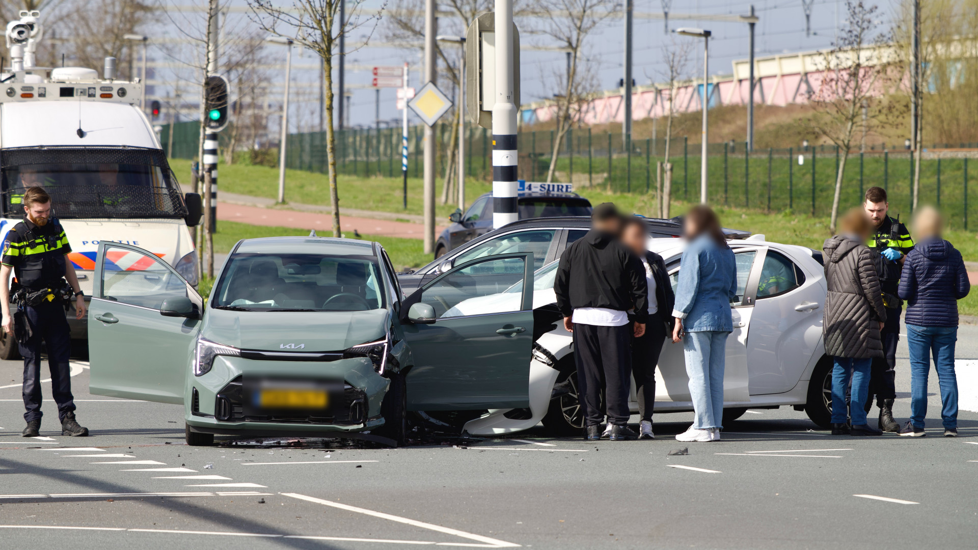 112-nieuws | Autos botsen op kruising - Aanrijding tussen tram en vrachtwagen.