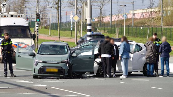 112-nieuws | Autos botsen op kruising - Aanrijding tussen tram en vrachtwagen. 112-nieuws | Autos botsen op kruising - Aanrijding tussen tram en vrachtwagen.