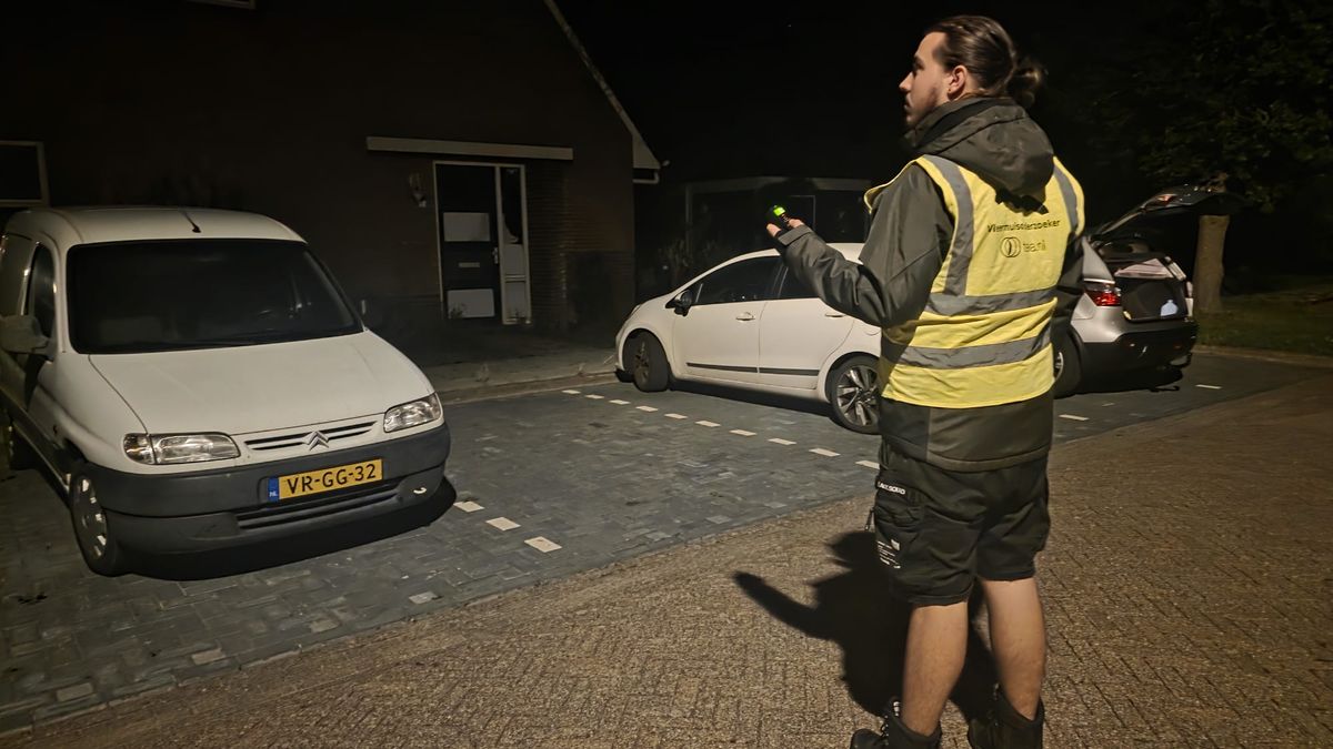 Buurtbewoners bellen 112 als ze Arvid 's nachts naar hun huis zien kijken, maar hij doet niets illeg