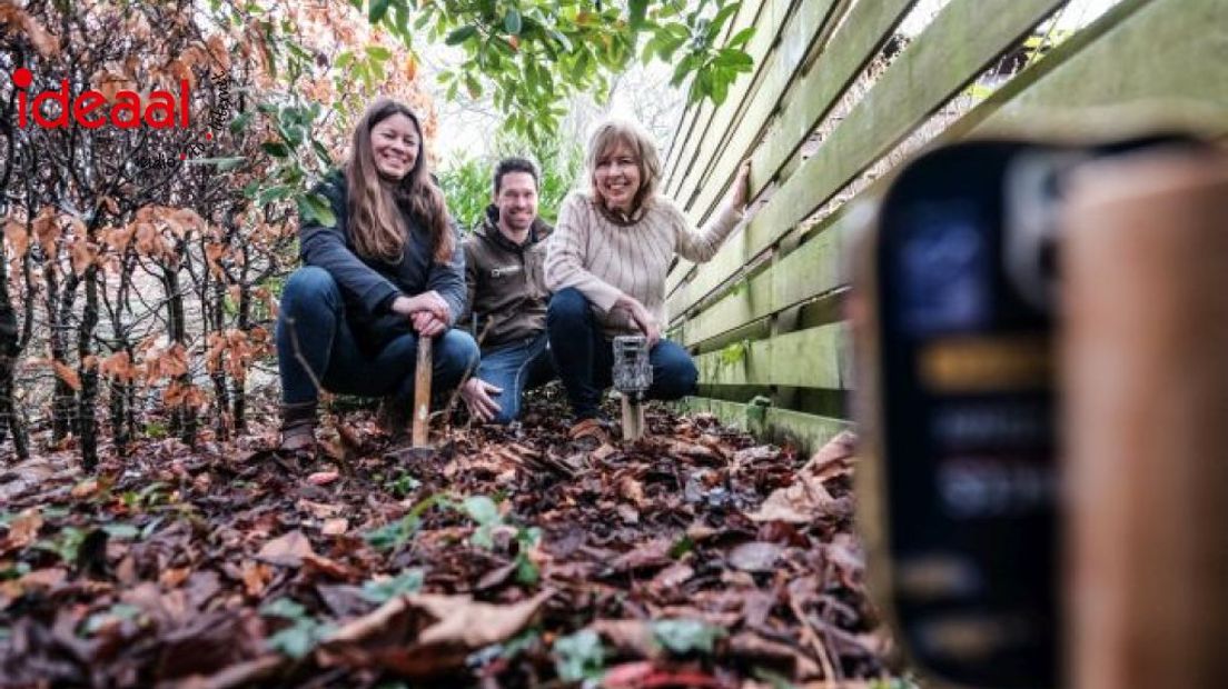 Wethouder Ingrid Lambregts (uiterst rechts) van Doetinchem bij de wildcamera.
