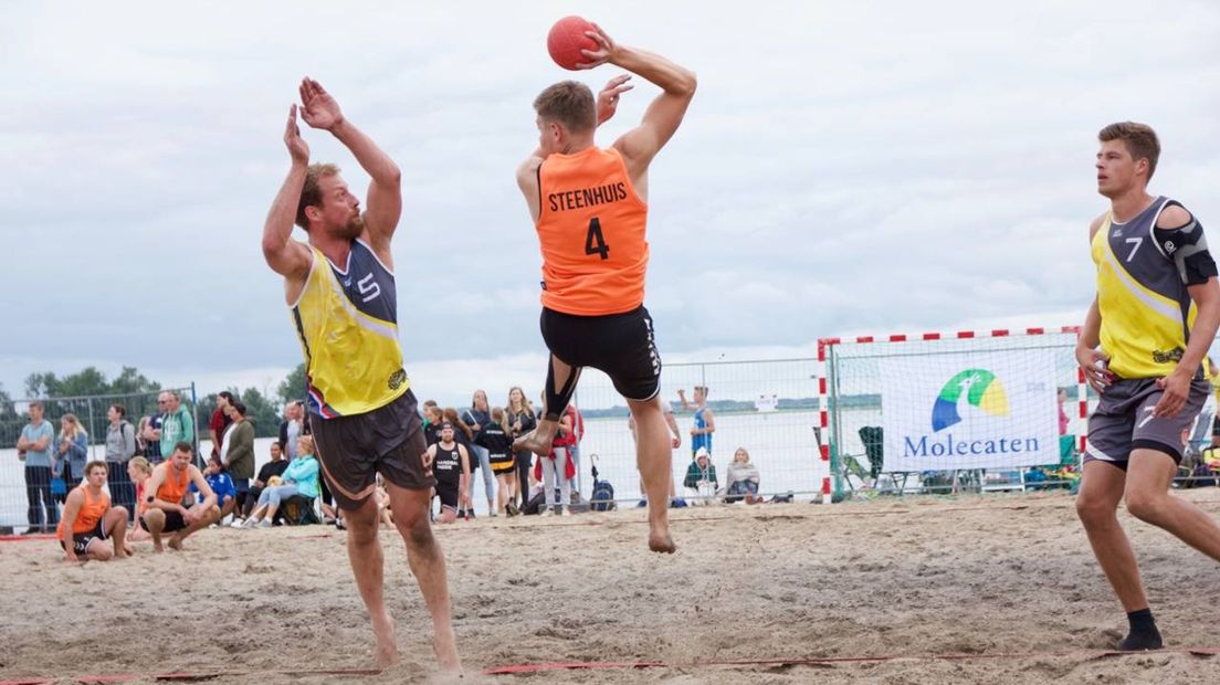 Stijn Steenhuis (nummer 4) in actie als beachhandballer