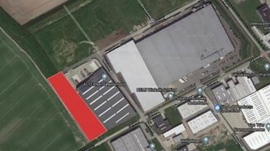 De webwinkel heeft de grond in het rood gearceerde gedeelte gekocht.