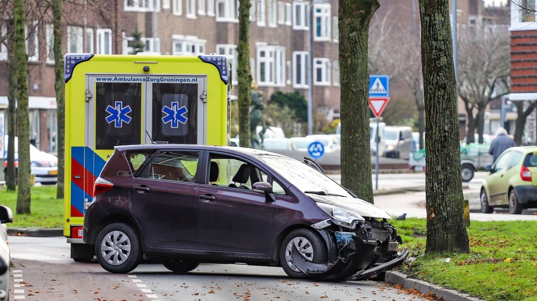 De auto botste op de Sumatralaan in Stad tegen een boom