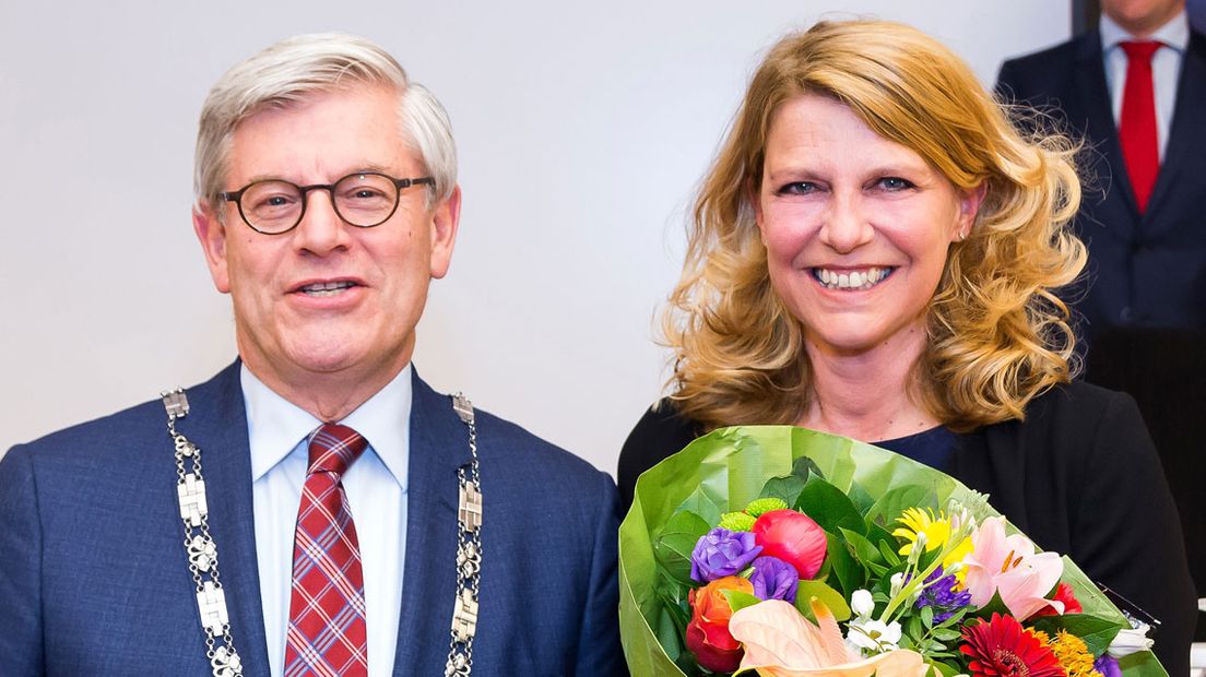 Burgemeester Charlie Aptroot met de kersverse wethouder