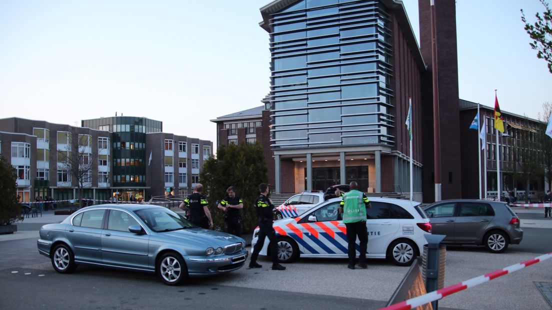 Het Stadhuisplein is afgezet